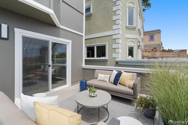 Building Photo - 628 Los Palmos Dr