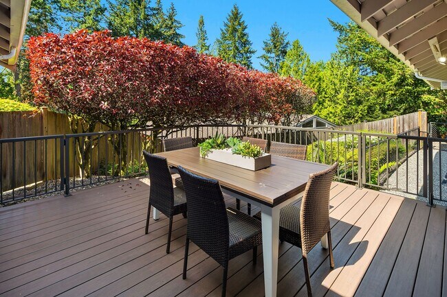 Building Photo - 4Bd/2.5Ba Clyde Hill Home