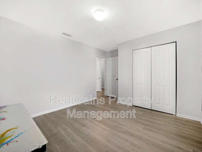 Building Photo - 597 Meadow Ridge Dr