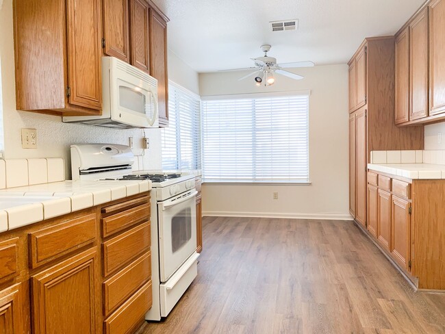 Building Photo - **Coming Soon** Comfortable 3 Bed, 2 Bath in Elk Grove