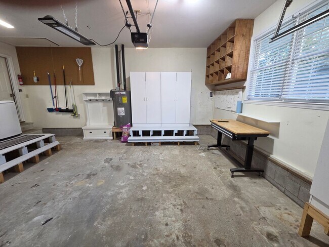 Building Photo - Beautiful 3 bedroom, 2 bath house with one car garage, located on Cummins Creek