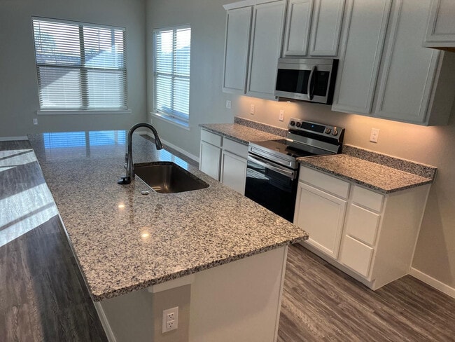 Building Photo - 2018 Kenwood Ave