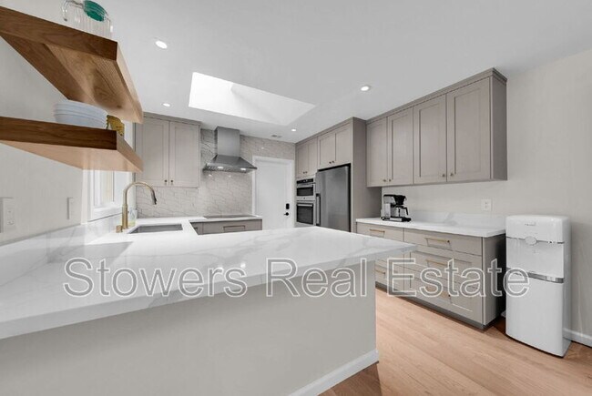 Building Photo - 627 N Silverado Dr