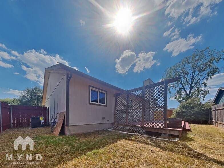 Building Photo - 9716 Meadowheath Dr