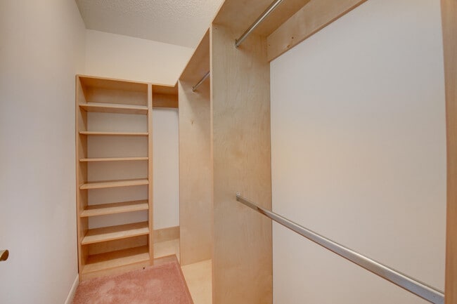 Building Photo - 548 Flanders L