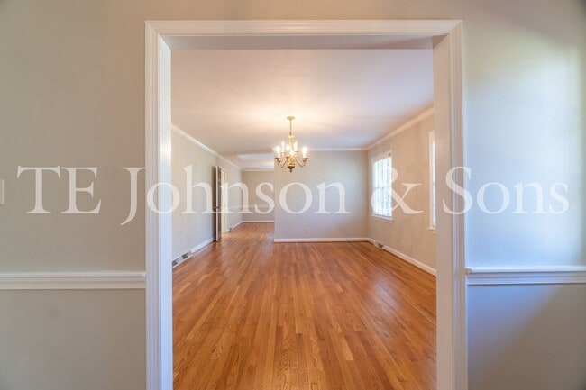 Building Photo - Spacious 5 Bedroom Home in the Heart of Sherwood Forest