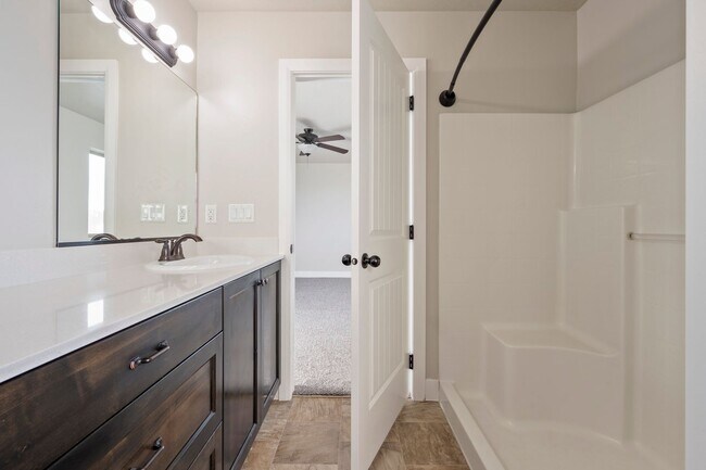 Building Photo - 3 Bed 2.5 Bath Townhome off Main Street