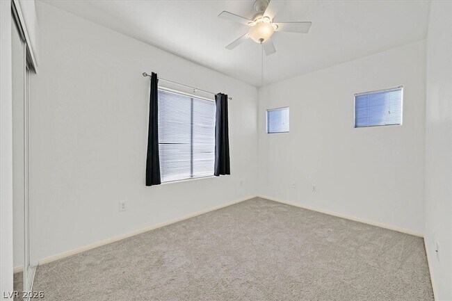 Building Photo - 2305 W Horizon Ridge Pkwy
