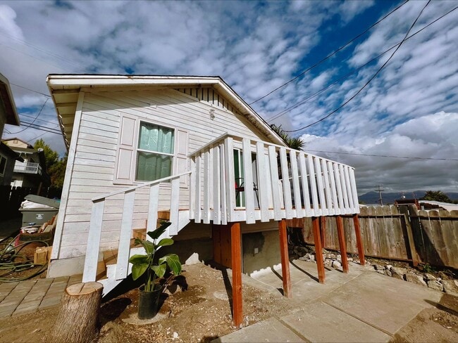 Building Photo - 2 Bedroom Home in Hollister