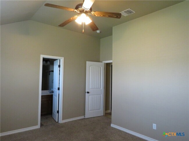 Building Photo - 402 Sladecek Dr