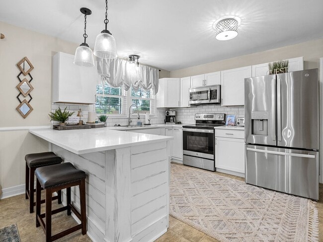 Building Photo - Immaculately Maintained 2 BR, 1 BA Short-T...