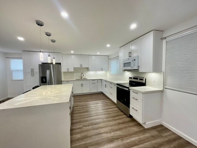 Building Photo - Spacious Duplex--5Beds, 2Baths  Ground Floor Unit