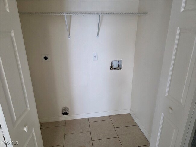 Building Photo - 5010 Dolphin Ct