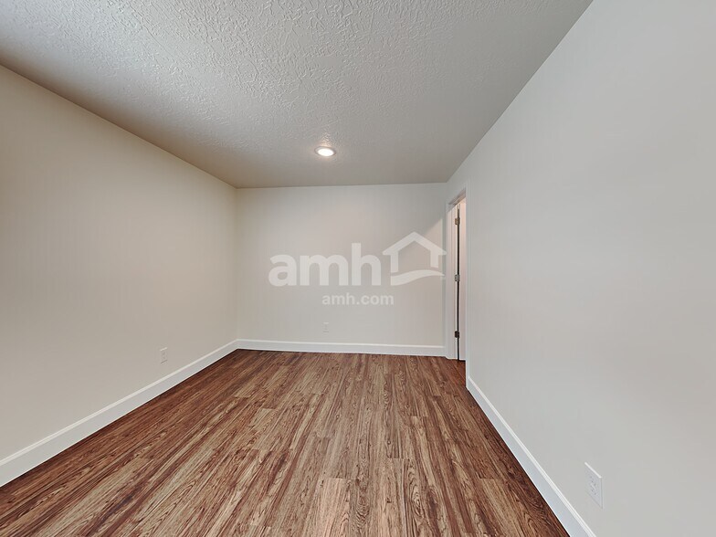 Building Photo - 1187 N Golden Spoke Dr