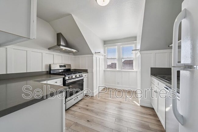 Building Photo - 720 44th St