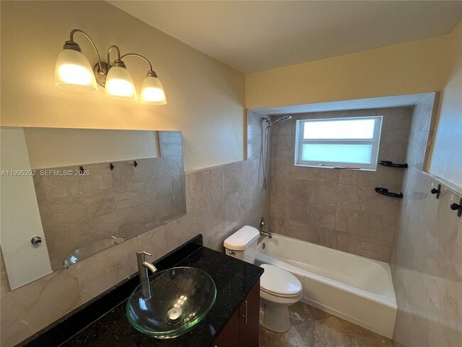 Building Photo - 1958 Monroe St