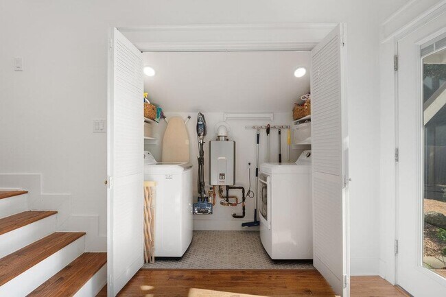 Building Photo - 4905 Duval St