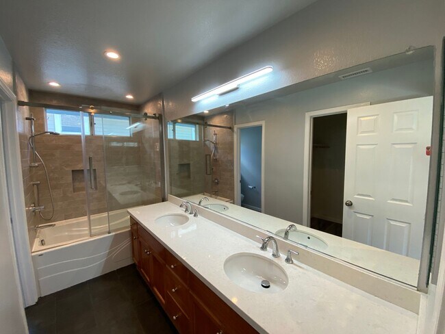 Building Photo - ALMADEN LAKE - Updated townhome with centr...