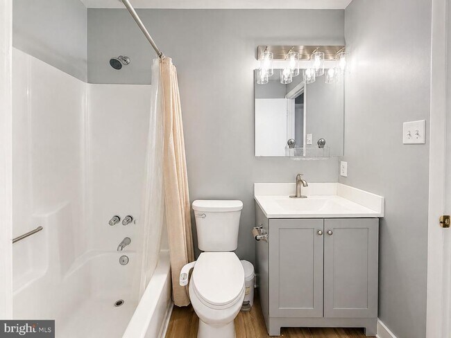 Building Photo - 3811 Glenview Terrace