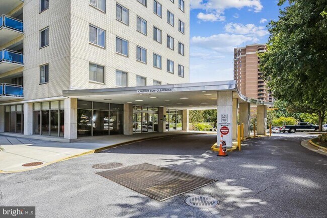 Building Photo - 10201 Grosvenor Pl