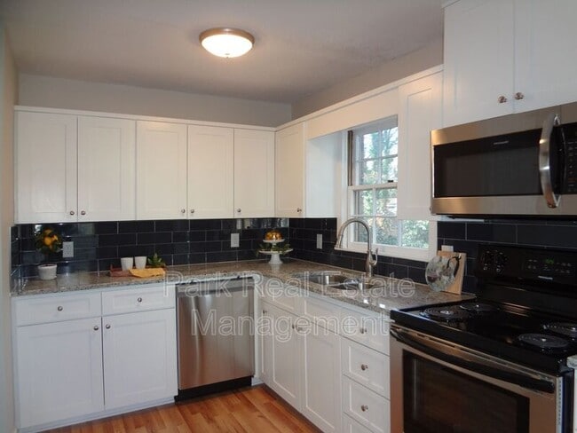 Building Photo - 218 Ransom St