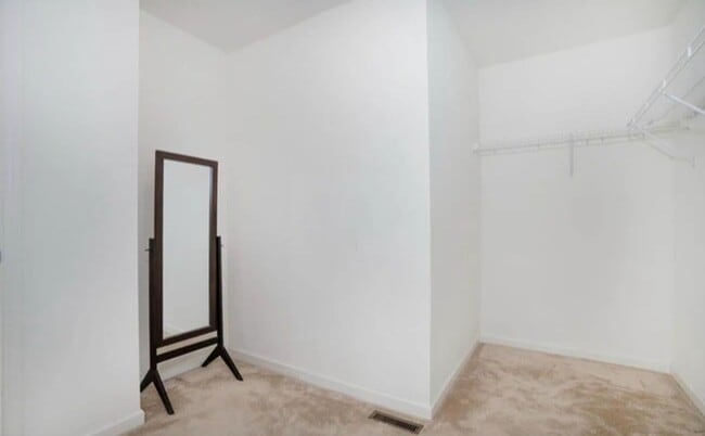 Building Photo - Spacious End-Unit Townhome for Rent in Mer...