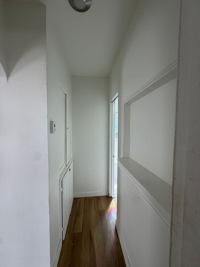 Building Photo - Newly Renovated 1 Bedroom in West Adams