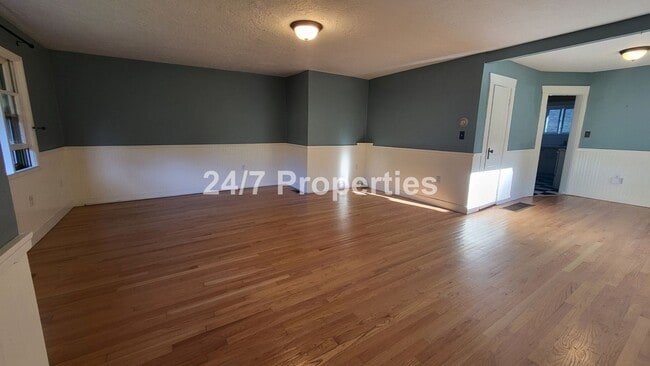 Building Photo - Charming 2 BD | 1 BA West Linn Cottage - R...