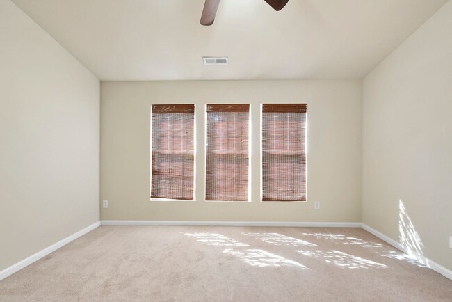 Building Photo - %16 Walnut Woods DR