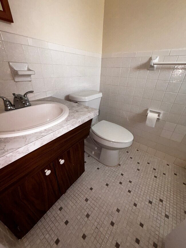 Building Photo - 1134 SE 3rd St