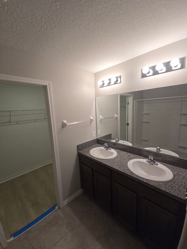 Building Photo - Gorgeous 4-Bedroom, 2.5-Bathroom Home in R...