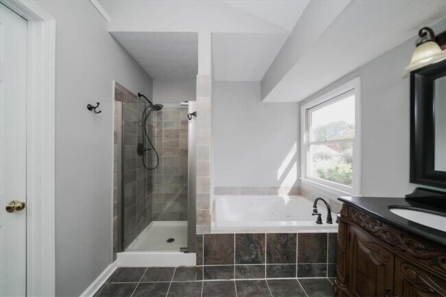 Building Photo - 4085 Pineset Dr
