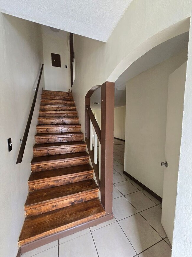 Building Photo - 2bedrooms 1.5Baths Townhome/Condo Availabl...