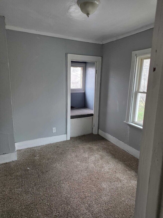 Building Photo - 2-Bedroom Gem on Barrie Avenue – Perfectly Quaint Living in Flint!