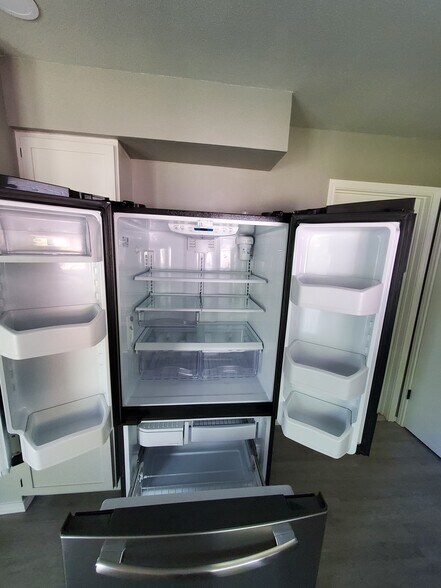 French door refrigerator with filtered water and ice maker - 16301 Malden Dr