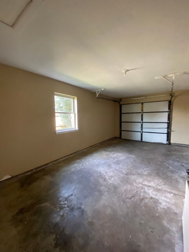 Building Photo - 3 BEDROOM 2 BATH HOUSE WITH 1 CAR GARAGE