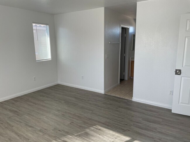 Building Photo - Cozy 3 Bedroom Home With Huge Bark Yard