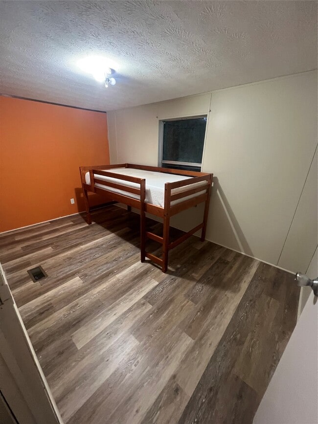 Building Photo - 11384 Oakwood Dr