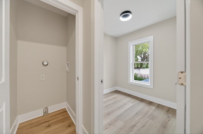 Building Photo - 729 W 9th St