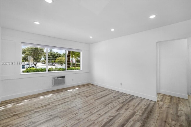 Building Photo - 2250 Bay Dr