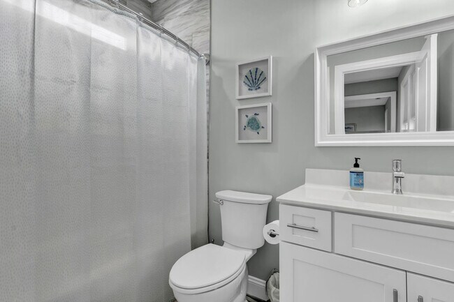 Building Photo - 822 S Topsail Dr