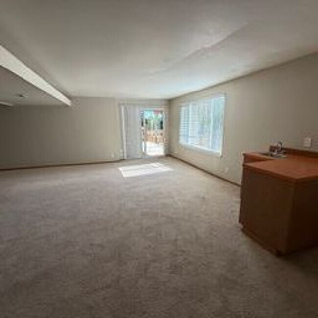 Building Photo - Beautiful home in highly desirable Bellevue neighborhood.