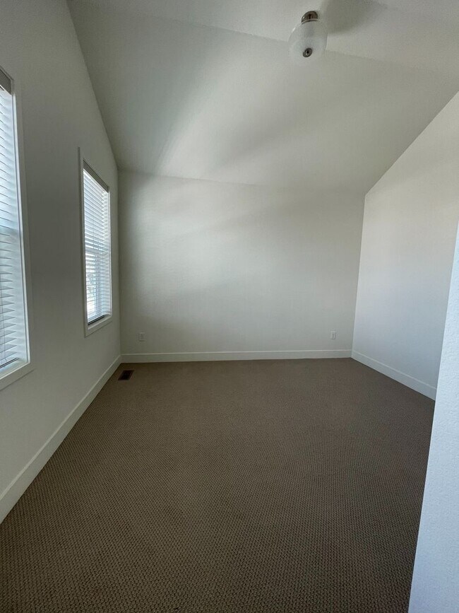 Building Photo - 3bed/3.5bath Townhouse in Downtown Superior - Available August!