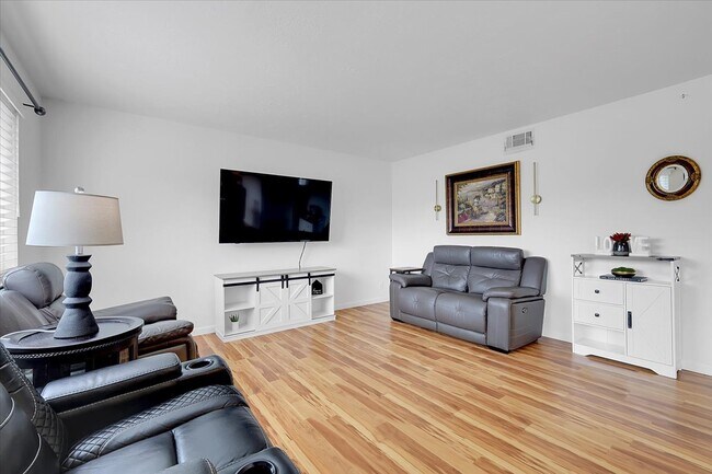 Building Photo - 6533 Greenback Ln