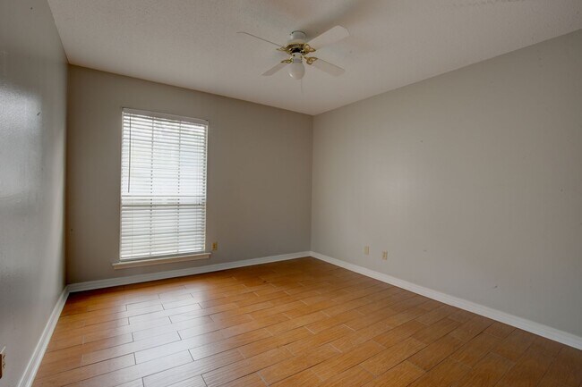 Building Photo - Two Bedroom Condo near downtown Fairhope!