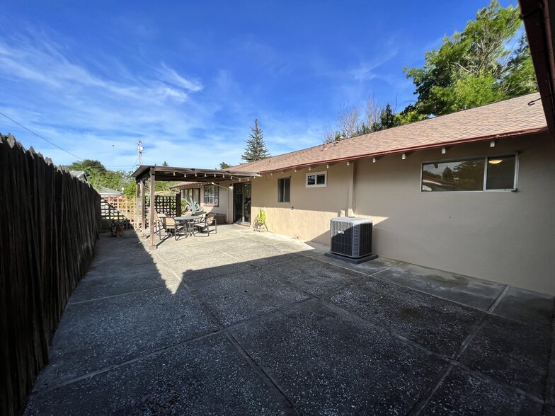 Large Outdoor Patio - 2501 Linda Vista Avenue