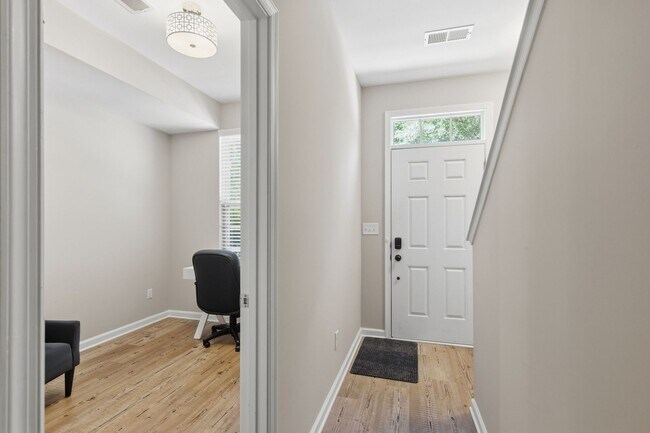 Building Photo - Stylish 3bd 3.5bath townhome for rent in the highly desirable Vermillion