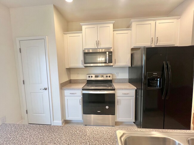 Building Photo - **OFFERING REFUNDABLE APPLICATION FEES & $100 MOVE IN PROMOTION** Excellent 3BD, 3BA Raleigh Town...