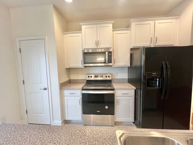 Building Photo - Stunning 3BD, 3BA Raleigh Townhome in an H...