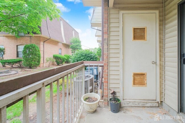 Building Photo - 402 Hidden Village Dr